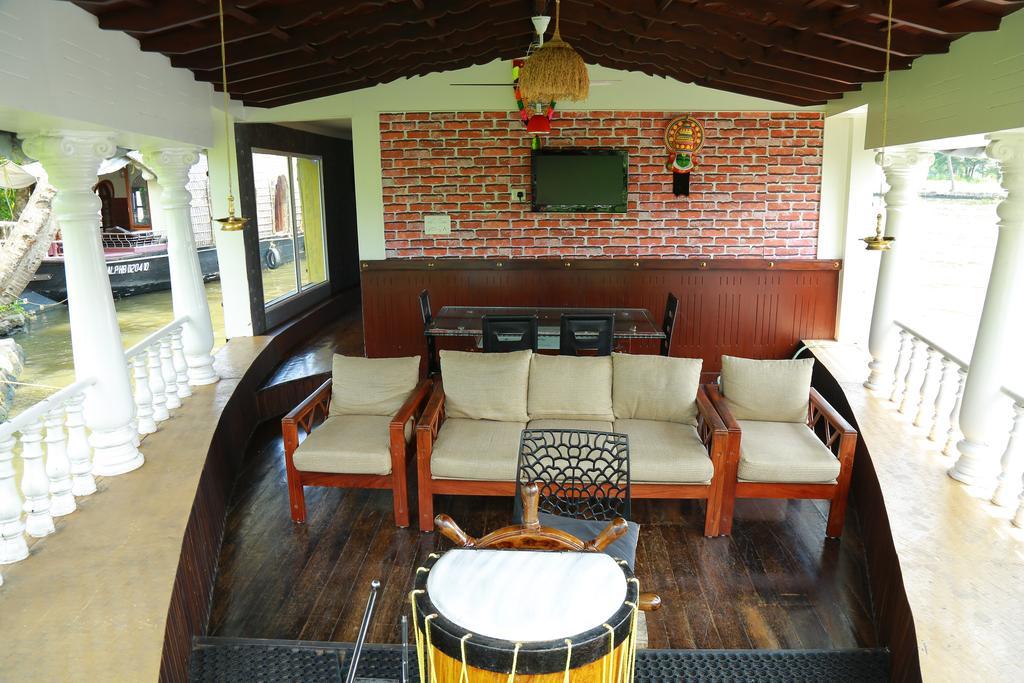Marari Houseboat Hotel Mararikulam Eksteriør billede