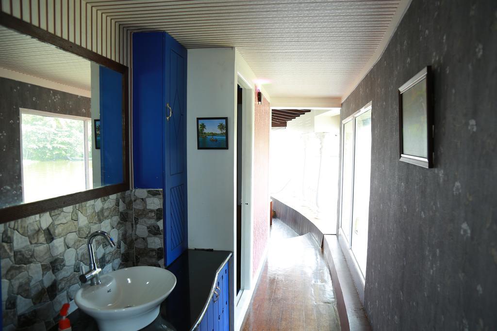 Marari Houseboat Hotel Mararikulam Eksteriør billede