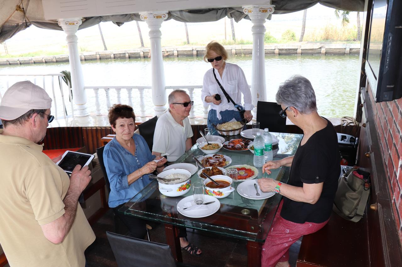 Marari Houseboat Hotel Mararikulam Eksteriør billede